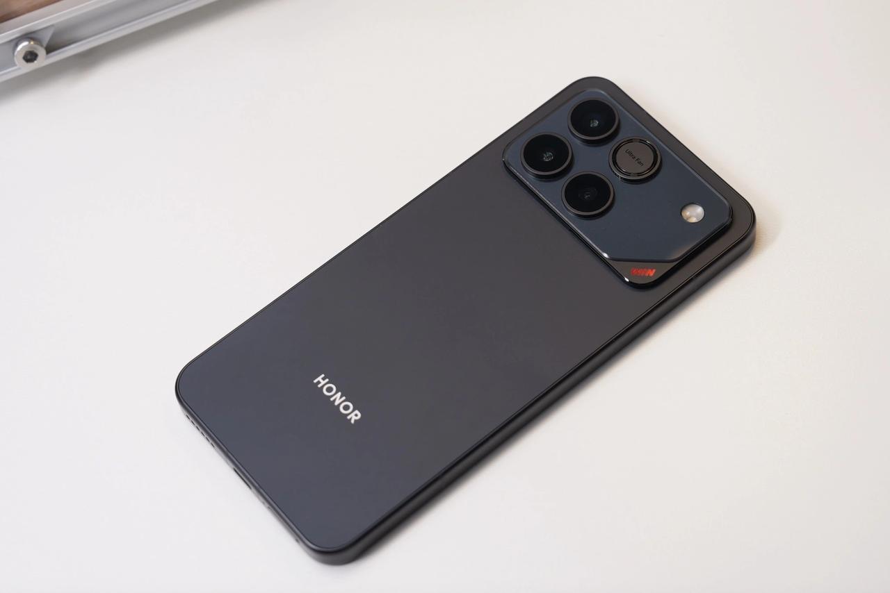 618手机战场杀疯了，荣耀WIN又不按套路出牌啦，16GB+512GB版本突降至