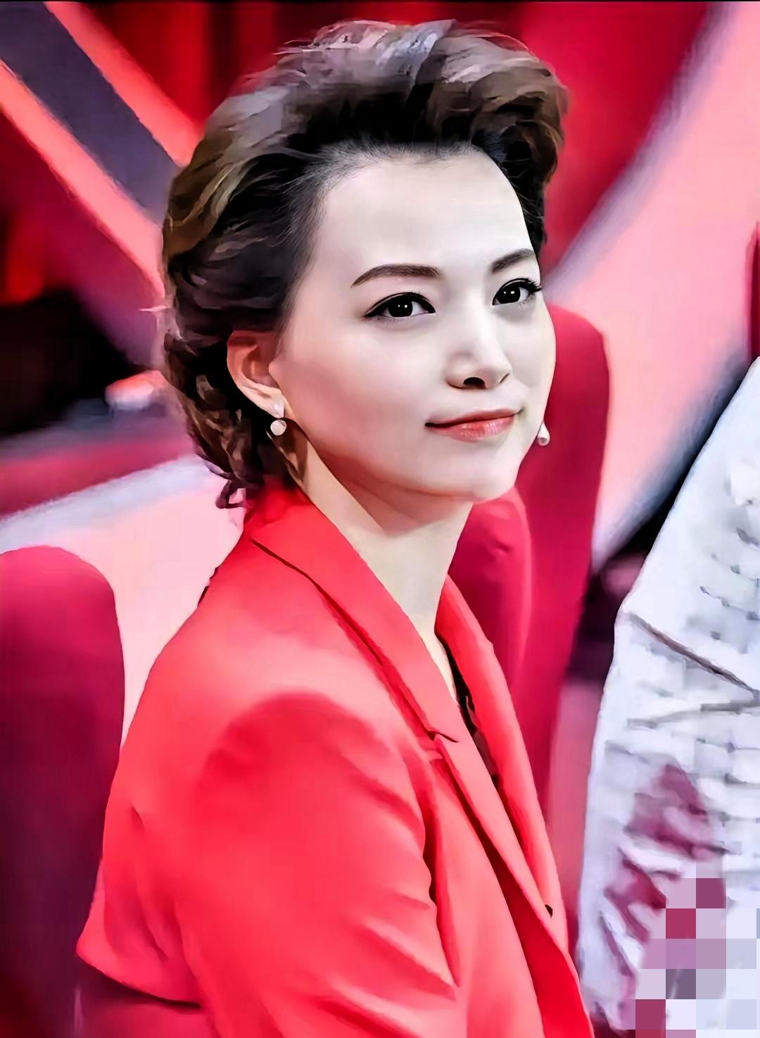 董卿一句话点透婚姻真相:哪有什么天作之合,不过是凑活着把日子过暖罢了。我们年