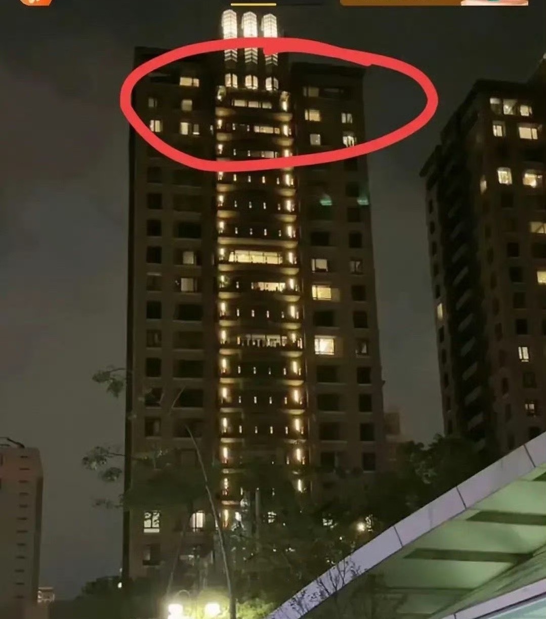 一直以为大S住的豪宅，即使没有大花园，但也应该独幢别墅，没想到居然是小区里的高层
