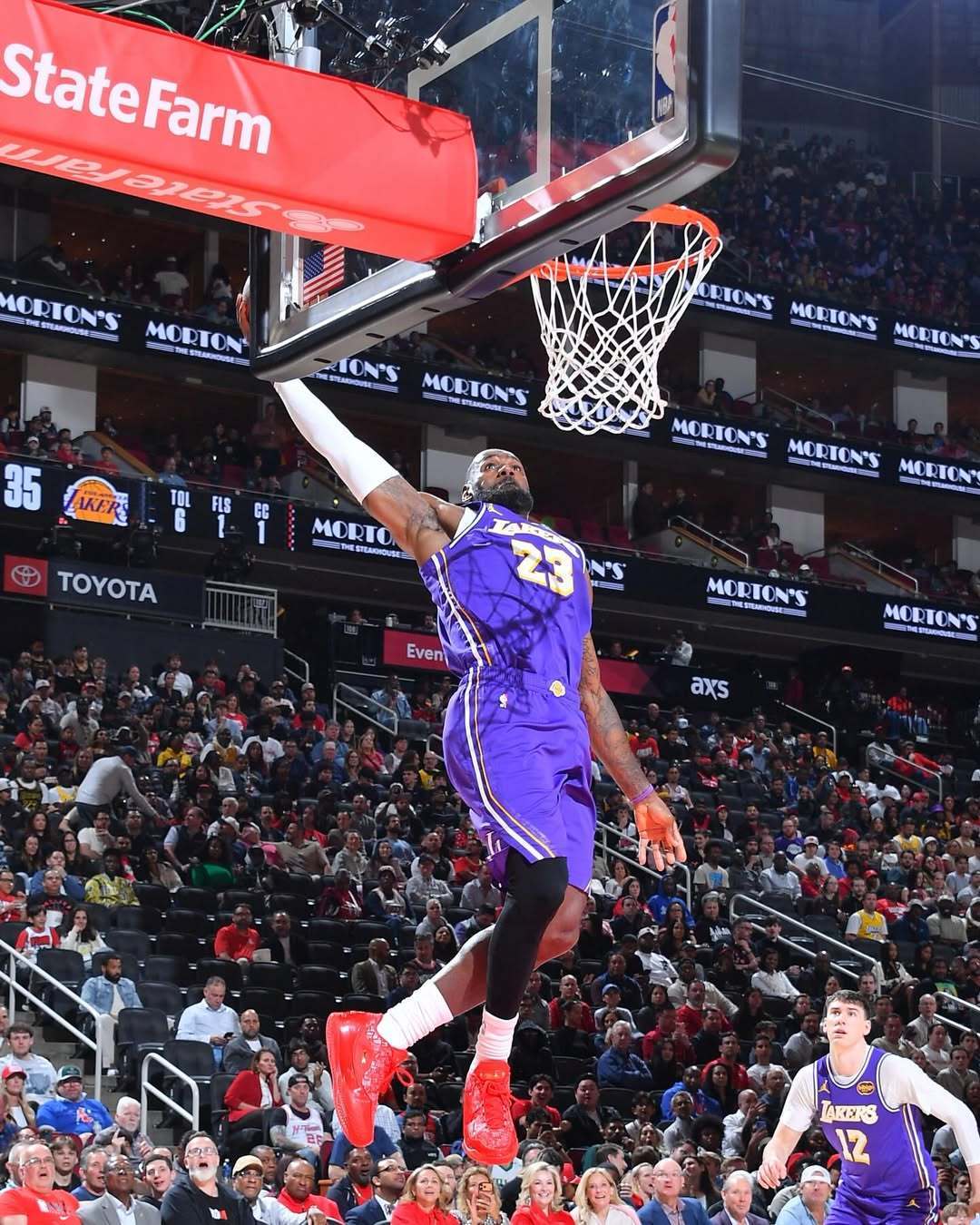 彻底放权了属于是！詹姆斯已经连续8场比赛的出手次数等于或低于15次，生涯最长纪录