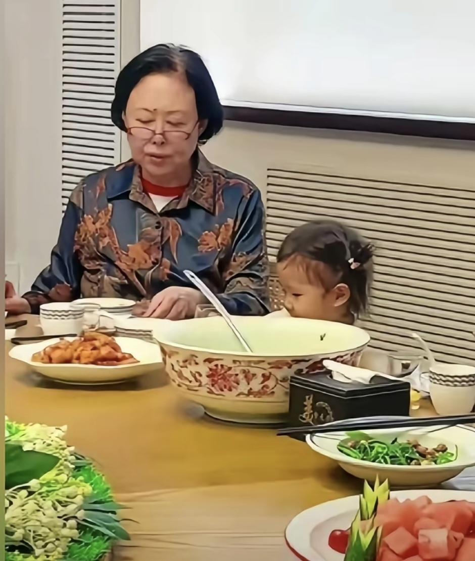 老戏骨斯琴高娃年轻时忙于拍戏，那演技可是没得说。居家退休，带孙女也是一等一的。带