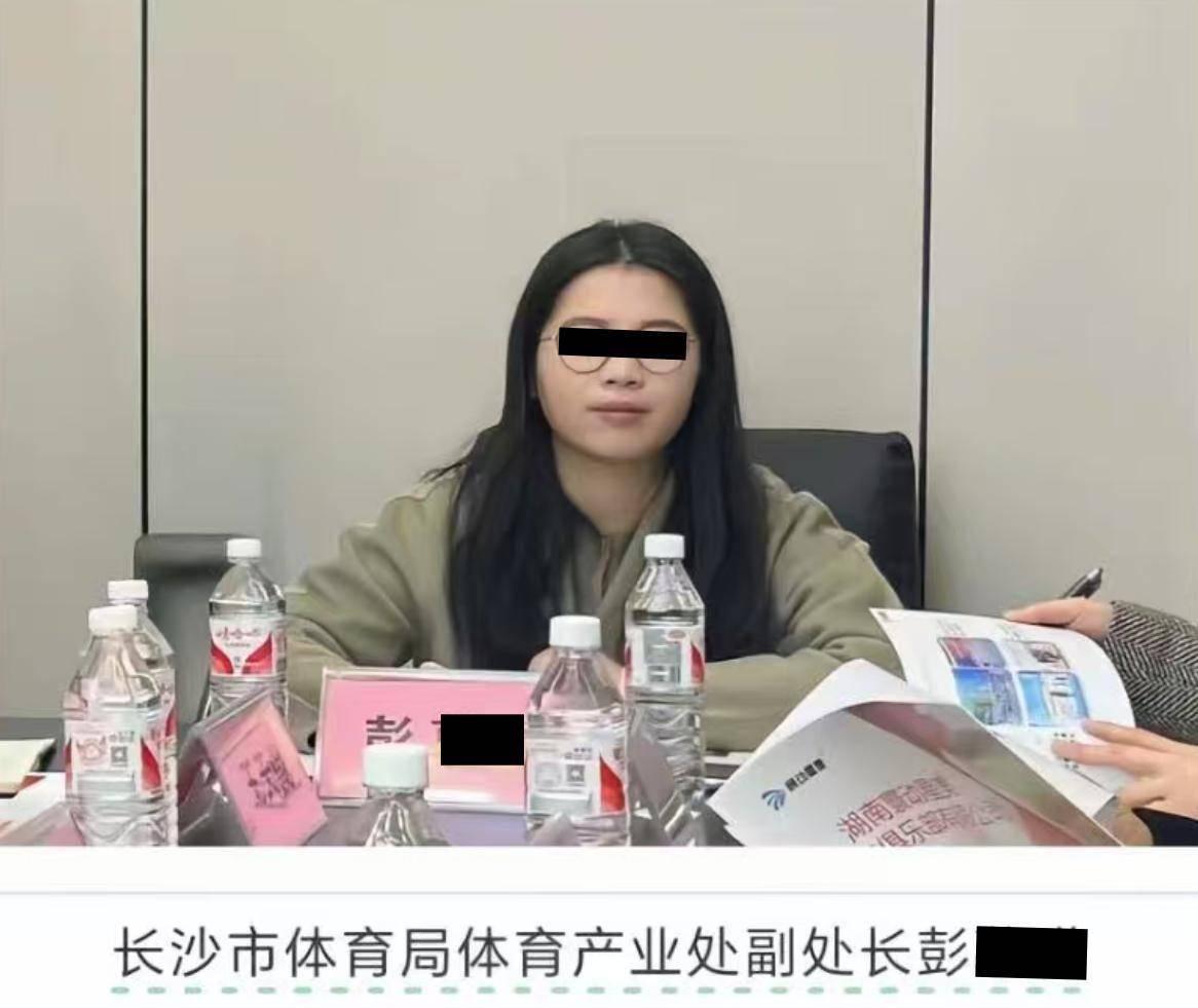 长沙德峰小区占车位7天的彭某某是一名公务员，想必也是过五关斩六将考入的公务员
