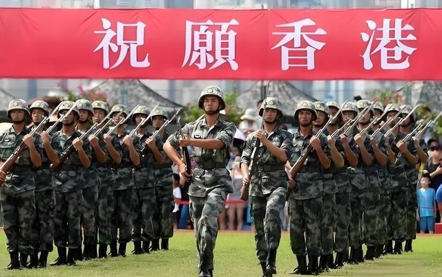 要是台湾真统一了，大陆会往那边派多少部队呢？拿香港举个例子，香港七百五十万人，驻