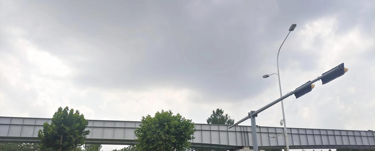看这天要下暴雨的节奏今天上午济南的天格外的闷热，天也是阴沉沉的，这是不是要下暴
