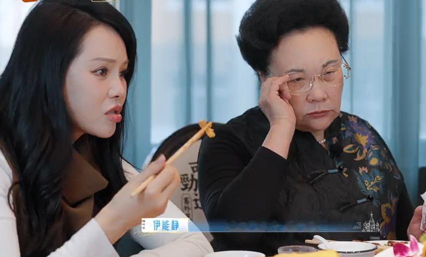 伊能静和秦昊妈妈这对高情商婆媳过招，秦昊在旁边只能干看着插不上嘴。伊能静向来是