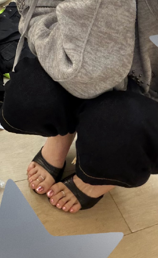 杨超越给脚戴了戒指杨超越真的是细节控天花板，粉色指甲和银色脚戒的碰撞，又甜又飒