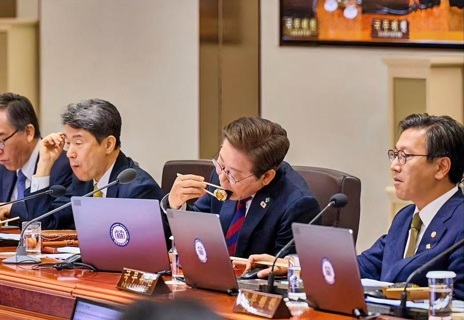 一刻不停歇啊！李在明上台之后频繁受到当地媒体和民众称赞。韩国总统李在明主持第一次