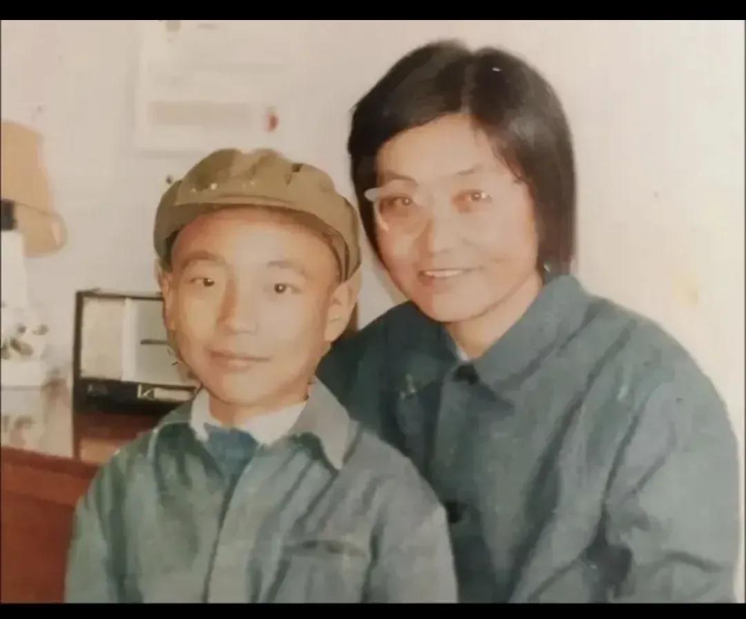 1979年，8岁的康辉与妈妈合影，一副小大人的模样。2019年，48岁的康辉悔