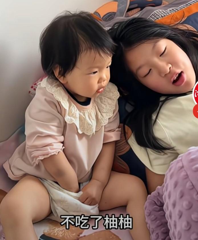 妹妹投喂专注看手机的姐姐，吃到嘴里姐姐发现不对劲，就问妹妹，你从哪里来拿的，结