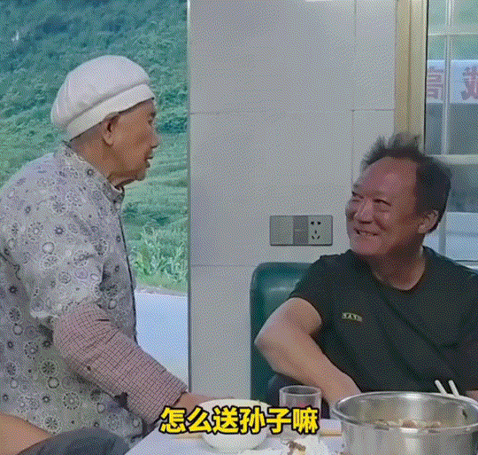 笑不活了。四川泸州，60岁儿子下班回家后到邻居家喝酒，可喝到最后竟忘了下午还要送