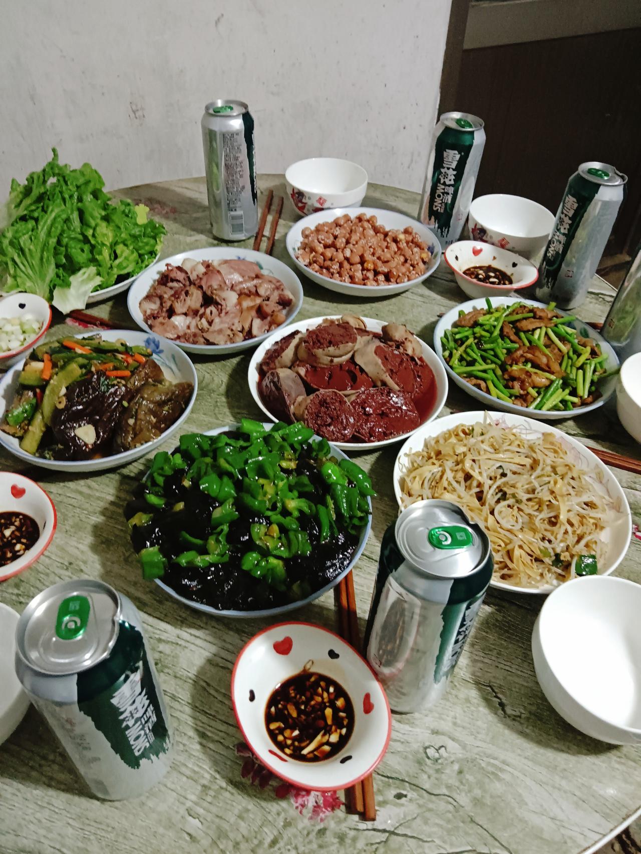 一天1000块钱雇人翻地就这吃喝了再好的我也拿不起了[大笑][大笑][大