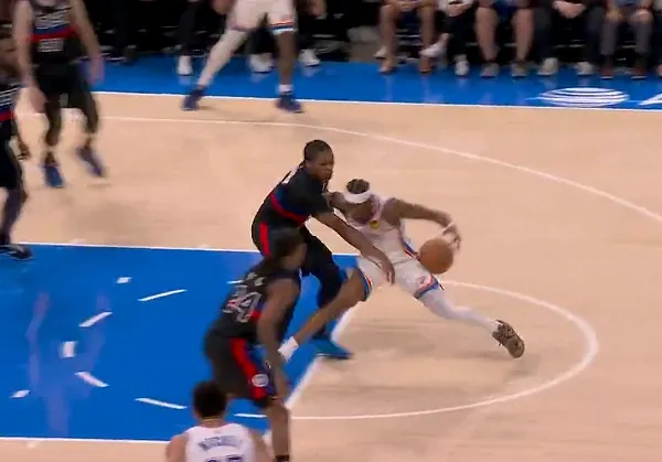 格林的护球手能不能这样？学起来啊，我看格林每次突破到中距离，是用上半身顶一下