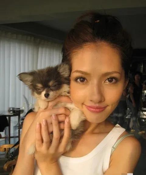难怪向太那么喜欢郭碧婷，年轻时眉眼和婆婆有点像。#郭碧婷#