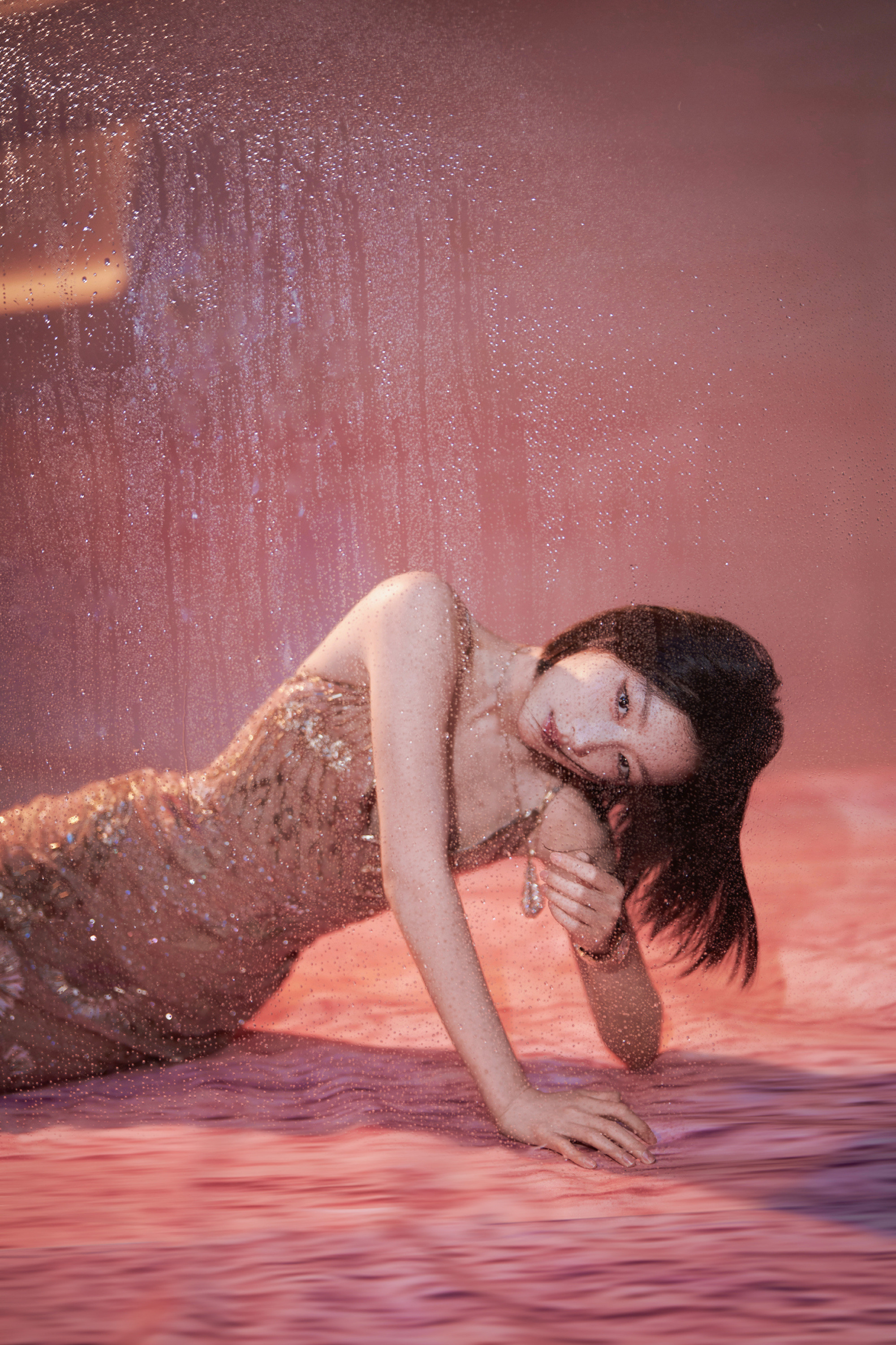 周冬雨裸半背造型啊啊啊啊啊周冬雨的背真的又薄又美～粉色亮片鱼尾裙搭配大露背设计