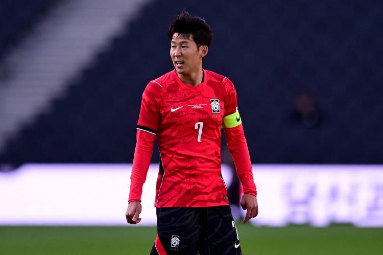 说韩国男足日落西山是相对于日本，或者说是相对于以前在亚洲的地位。以前妥妥的亚洲老