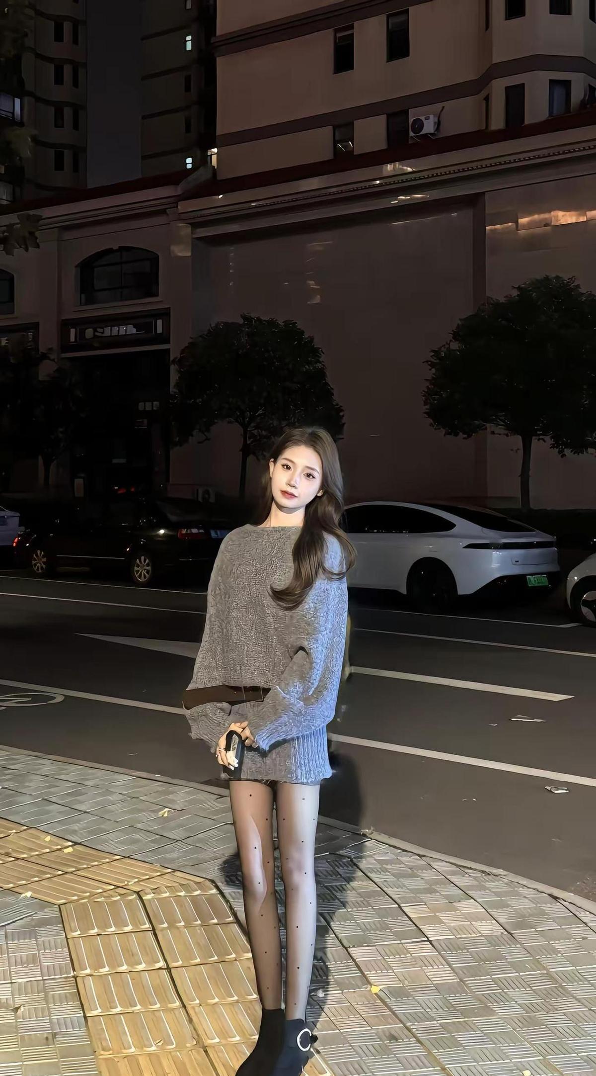 你穿得那么温柔，说的却像刀子。街拍不是审判庭，背影也不是证人。别把路人当剧本