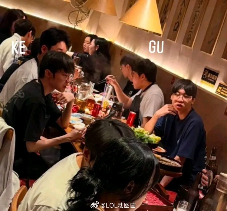 外网网友晒照：Faker、untara、doran在一起吃饭这得多兰请客吧，多兰