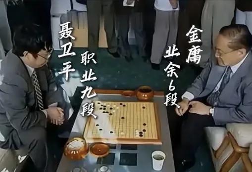 1984年，金庸在香港设家宴款待聂卫平，保姆上了15只大闸蟹，不