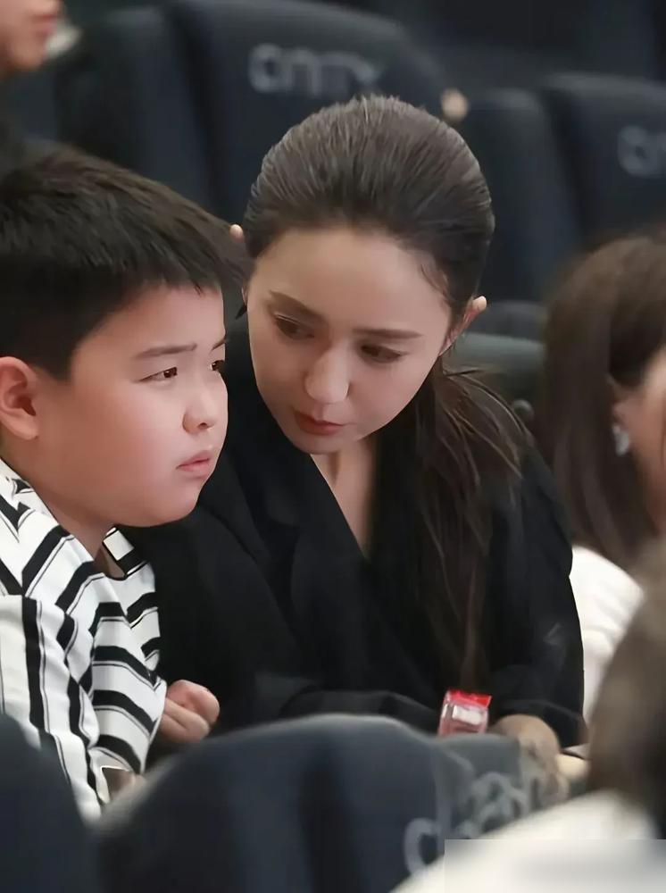 别再盯着佟丽娅那张冷脸了。我告诉你，陈思诚看到的，根本不是前妻，是拿着票房分账合