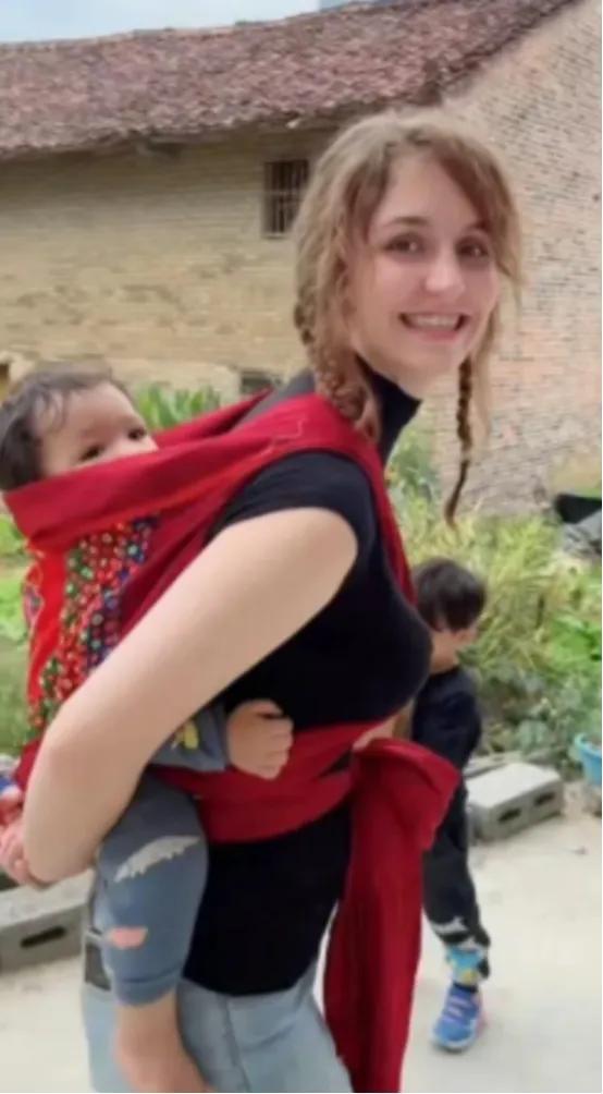 2018年，21岁的意大利美女嫁给了27岁的广西农村小伙，并且生了孩子，让人惊讶