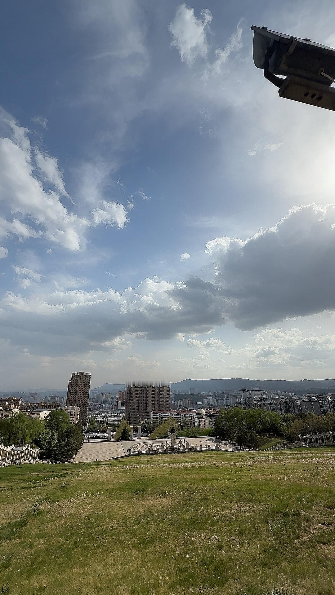 单位里，你以为和领导不亲近，不是自己情商低，是有尊严，不屑低三下四；真相是，能成