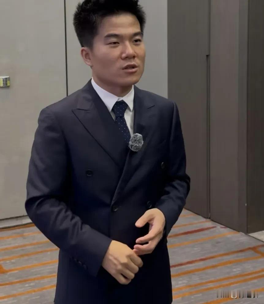 我觉得董宇辉最幸运的是靠舆论压力和一些名人的吐槽，把前老板架在那里下不来了。