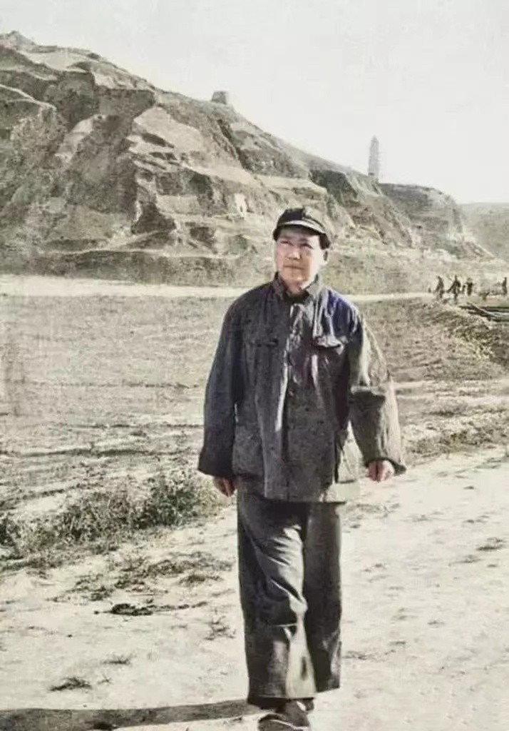 1937年的一天，詹才芳和一位战友在延河边散步，谈起日军攻占卢沟桥，他们就愤怒不