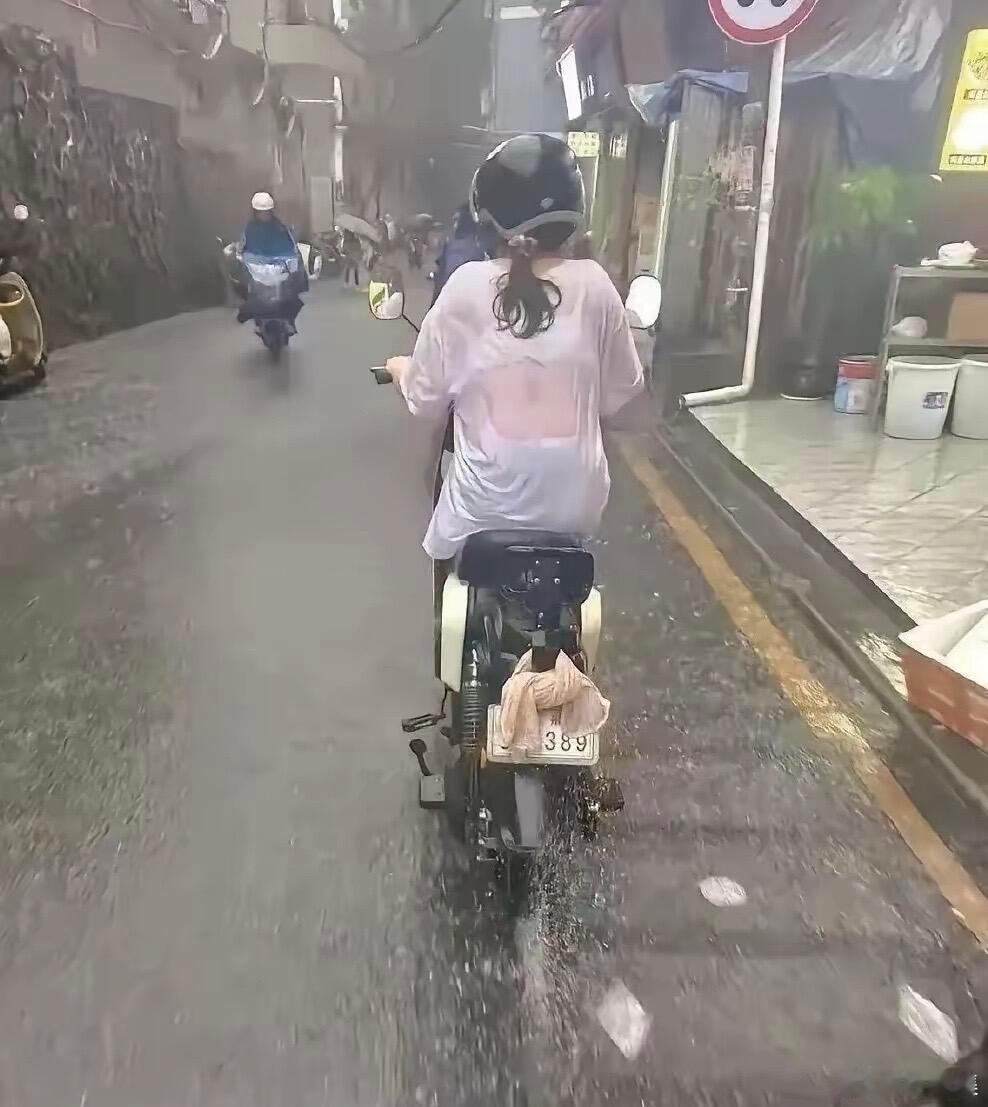 想把我的雨衣送给她搞笑