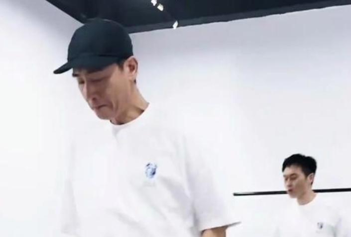 在《披荆斩棘2025》中，陈小春与张智霖携手挑战了韩国男团EXO的经典曲目《MA