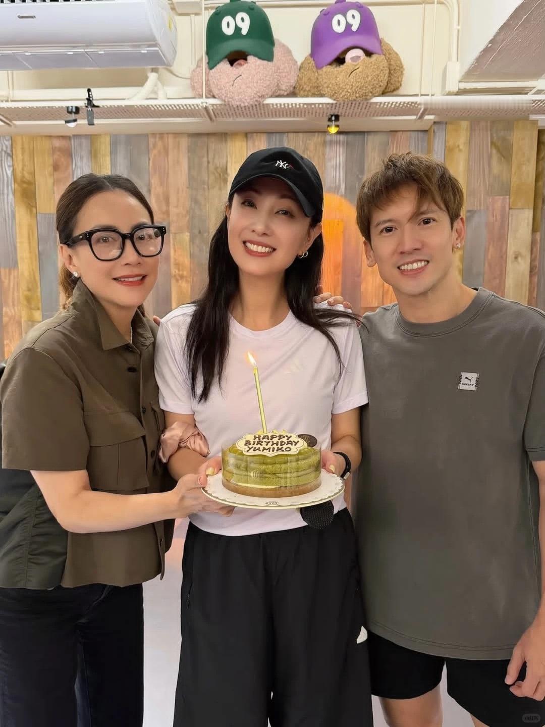 霍汶希探班关智斌探班顺带送上生日惊喜，霍汶希来到舞蹈室看望关智斌，现场和关智斌一