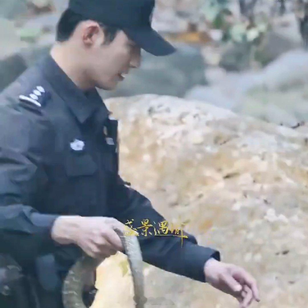 黄景瑜新剧徒手抓蛇路透黄景瑜新剧《明川有知夏》新路透来了，黄景瑜在现偶剧天花板的