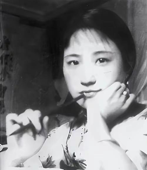 1961年，陆小曼穷得吃不起鸡蛋时，将唯一的貂皮大衣卖掉，买来几斤大闸蟹，请3个