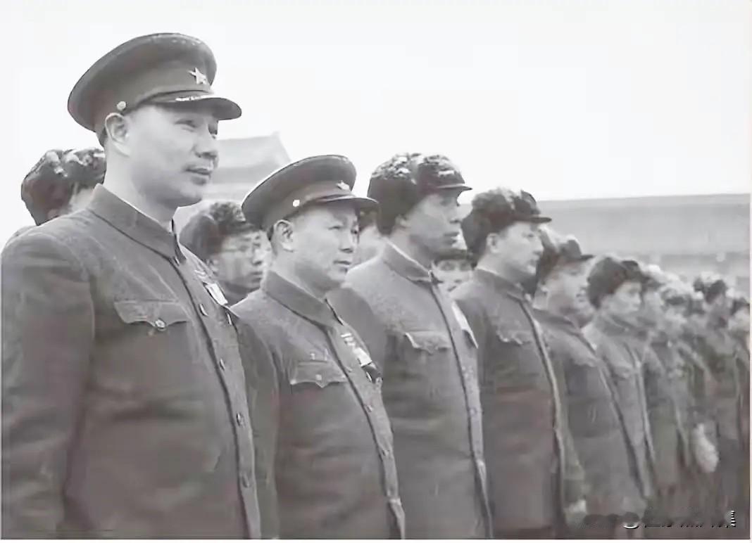 1950年春天，在刚刚成为新中国首都的天安门前，华北军区司令员聂荣臻元帅正代表中