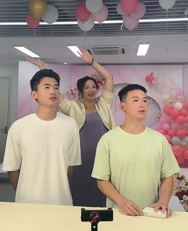 谢浩男妈妈终于确定了带货日期，定在了20号，也就是这个周六。真细心啊，挑在了休息