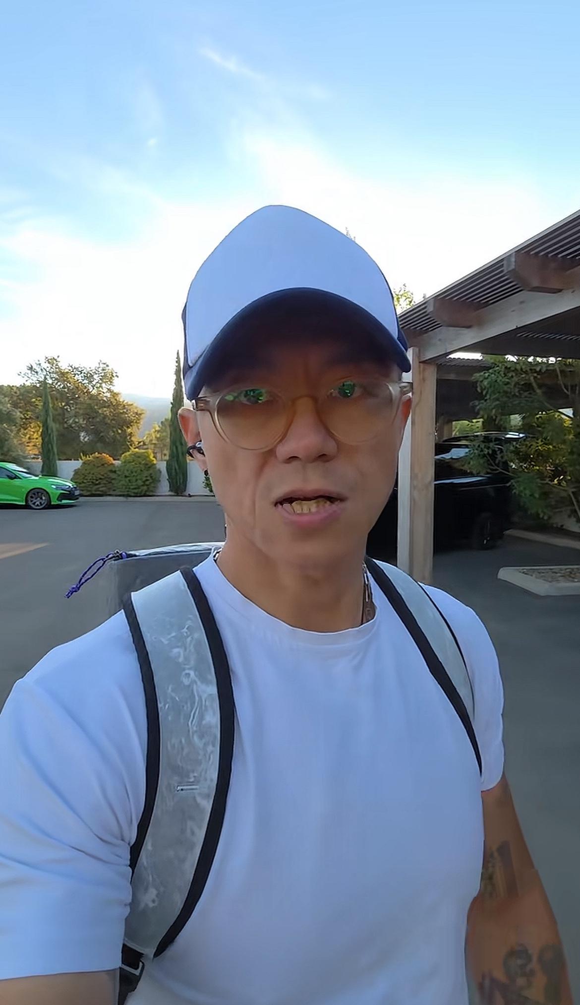 陈震说帅真的可以当饭吃，然后把镜头给了一辆普普通通的奥迪车，我不太懂车，这辆黑色