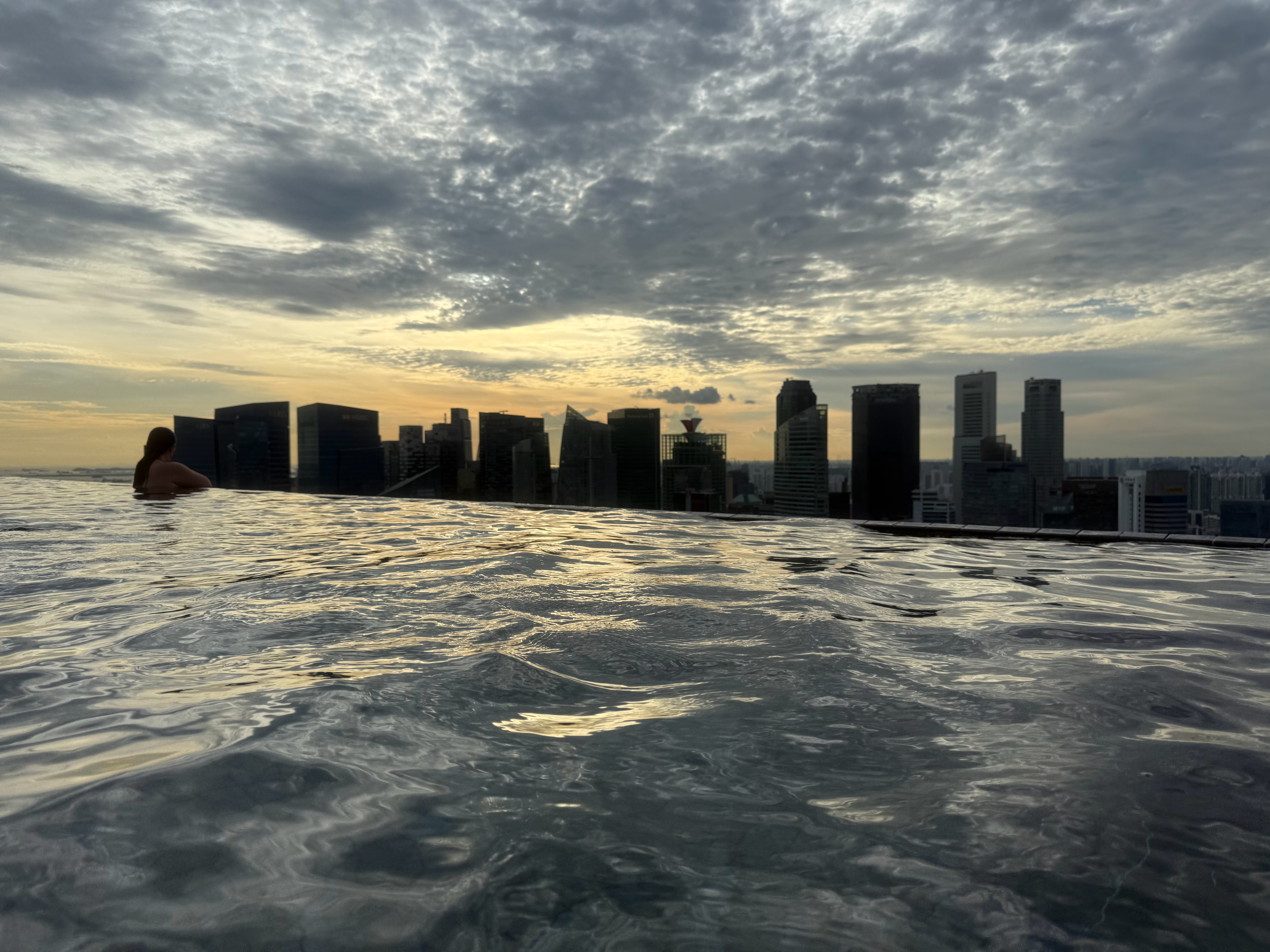 你以为的无边泳池图一实际上是无边泳池图二