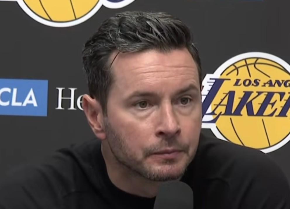 别再为湖人担忧了。这支球队最大的问题，不是东契奇、里夫斯的伤病，也不是41岁的詹