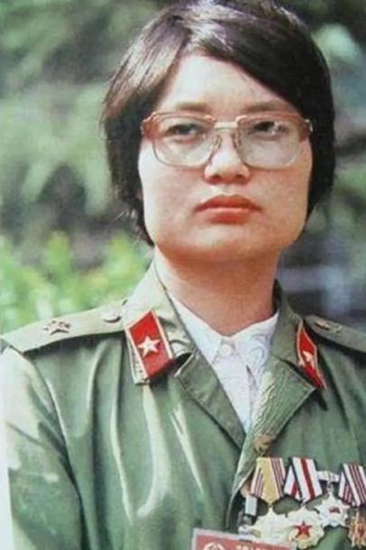 1986年，一个女医生被哨兵拦住，要求出示通行证，没想到，她直接掏出一颗手榴弹：