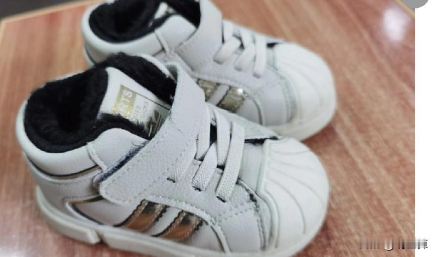 “妈妈说的我在幼儿园摔倒了，让幼儿园给赔钱，过年给我买好吃的带我去旅游”。