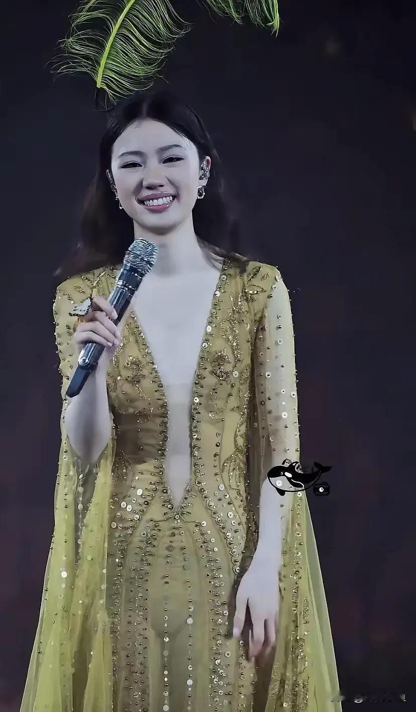 单依纯演唱会穿搭礼服真的绝了！一身鎏金黄绿色深V长裙十分吸睛。裙身铺满精致亮