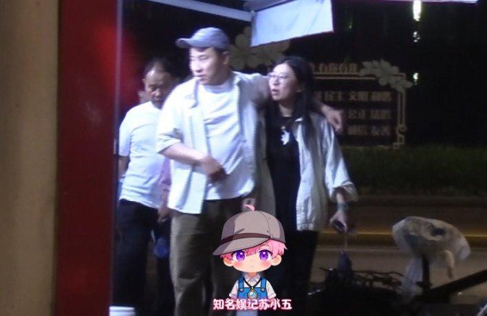 徐志胜带女友和父母聚餐日前，媒体拍到带女友和父母聚餐，吃饭时手握拳轻推女友脸颊，
