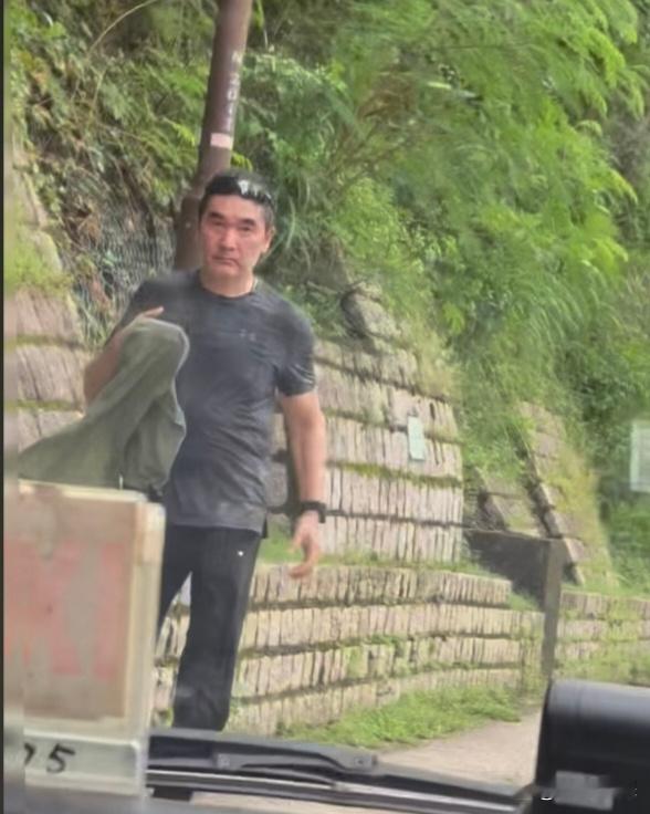 香港海岛偶遇63岁方中信出来运动，肉眼看着苍老了不少，岁月不饶人啊​​​