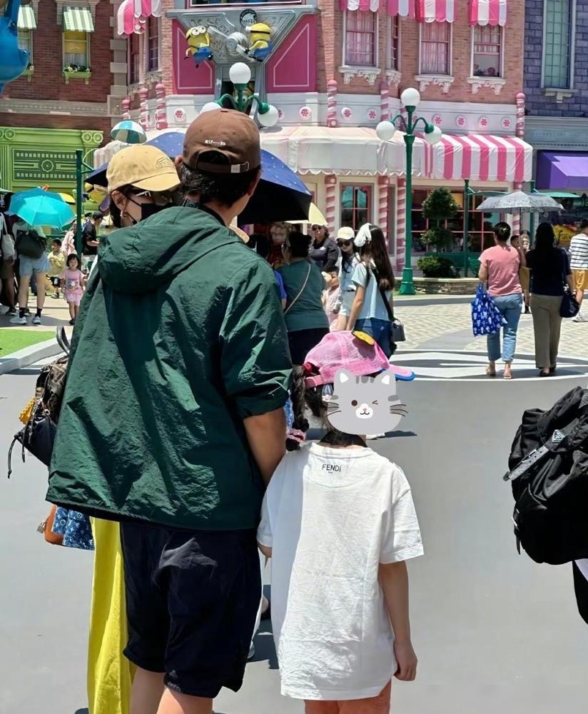 别再吹罗晋用裂屏手机了。我告诉你，那不是节俭，是他在唐嫣这个“资产包”里的角色说