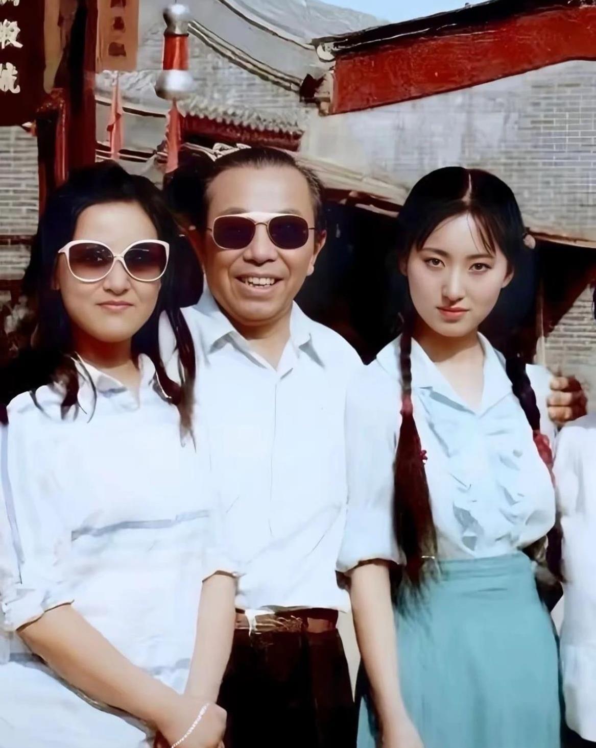 一张陈晓旭和友人们的合影，这个气质实在是太绝了，像是“从画中走出来的人物”。照