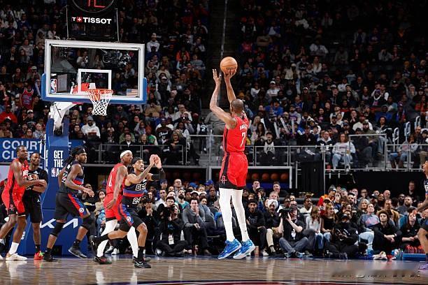 乌度卡真的是无法理解的大聪明。跑去东部打背靠背，结果8人轮换。既然知道伊森和芬尼