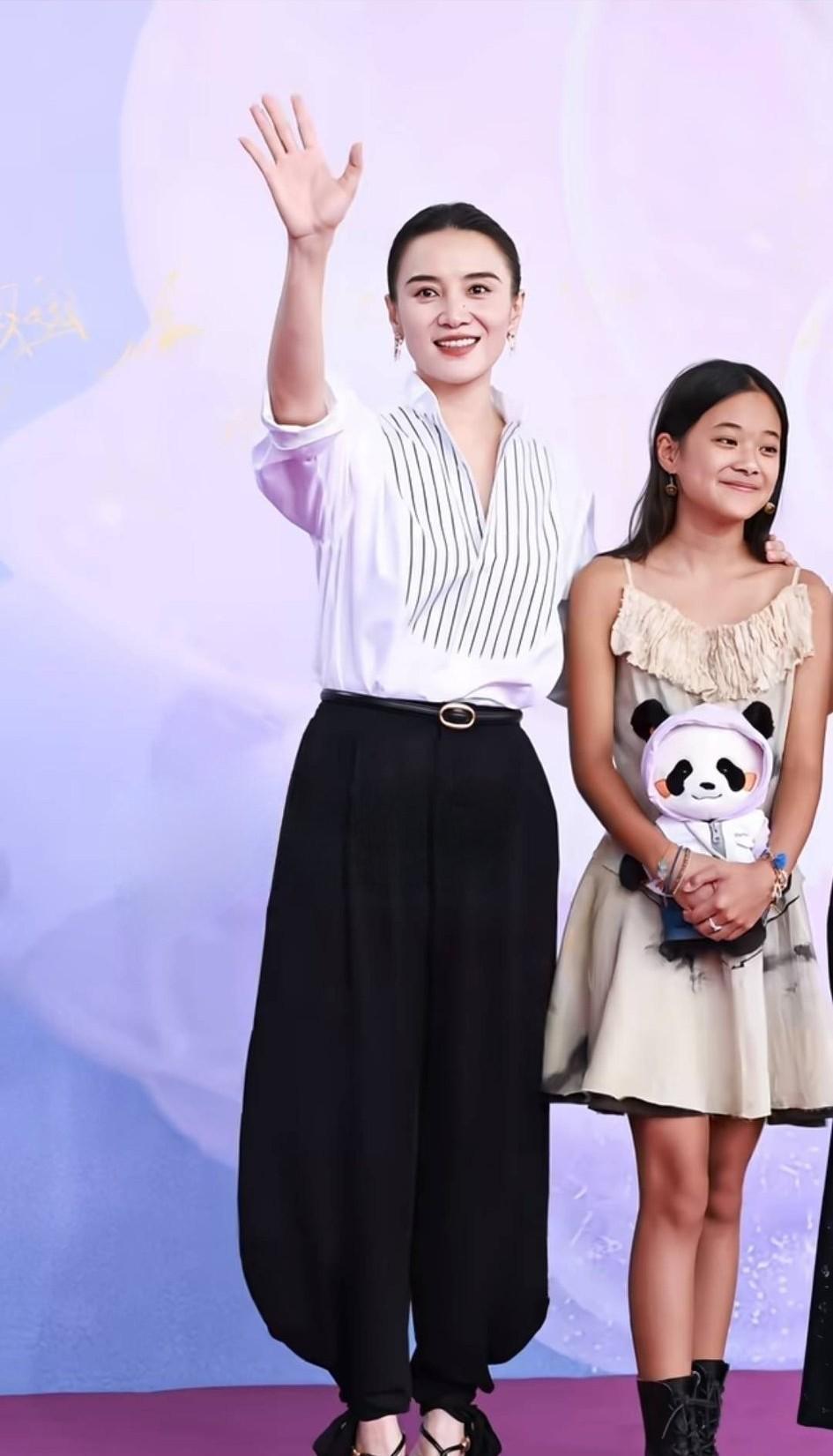 百花奖红毯最小黑马！梅婷女儿曾慕梅斩获提名，小姑娘浅米色碎花吊带裙配黑短靴，眉