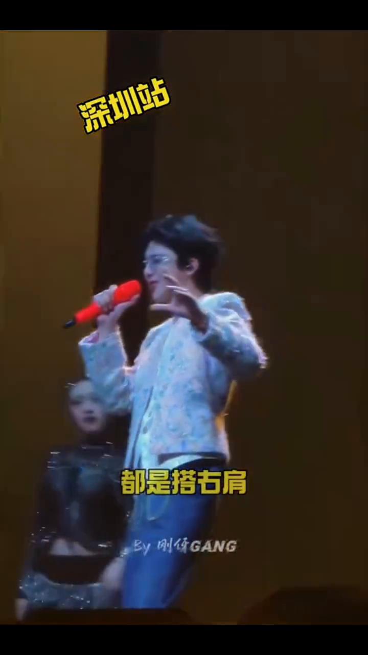 刘宇宁为什么会笑场？这个片段有点出圈，大家关注小姐姐自己托腰抬腿，我却看到她手