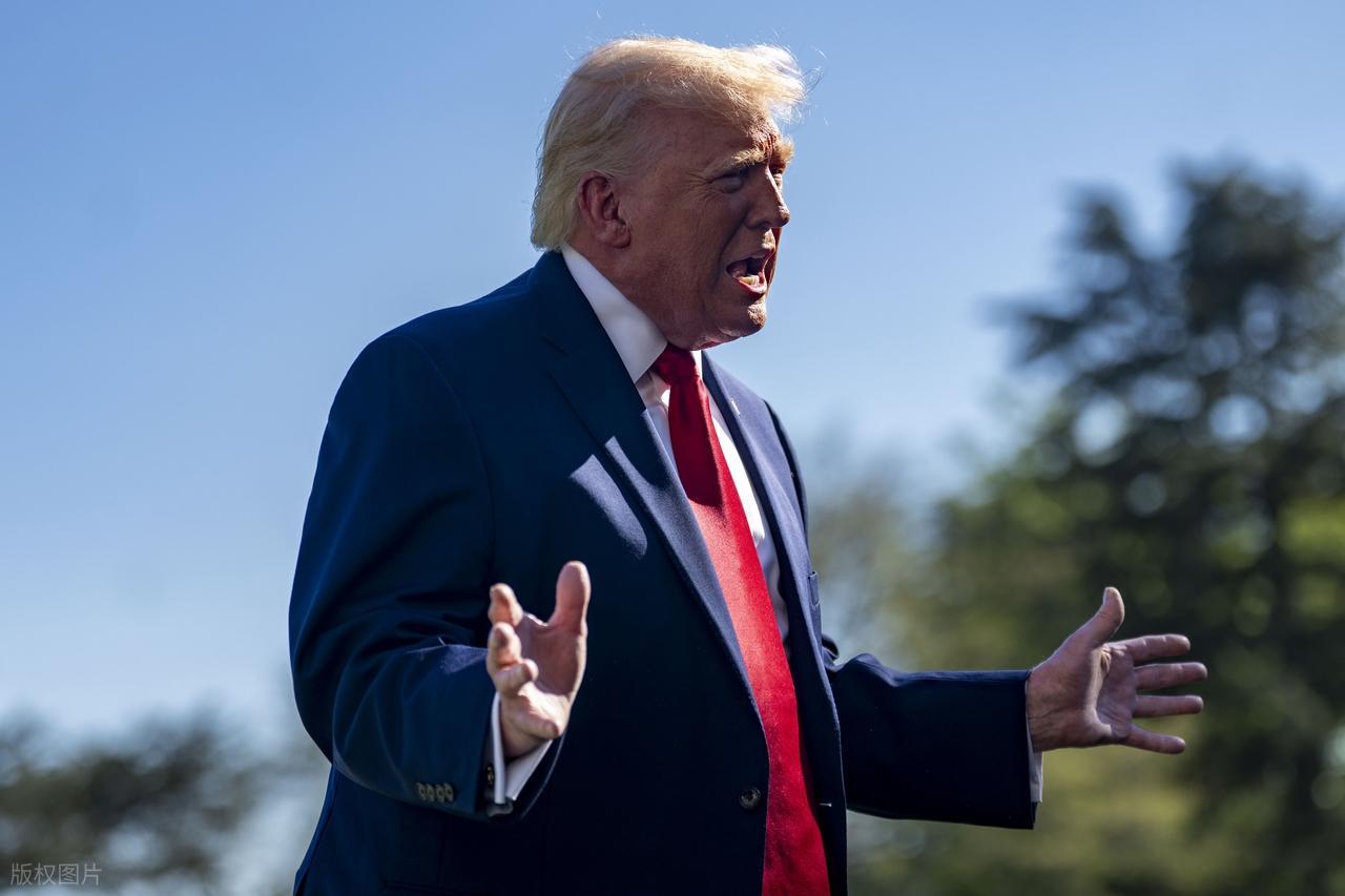 局势失控！特朗普封锁令生效，霍尔木兹海峡彻底乱了。4月13日凌晨，特朗普的“