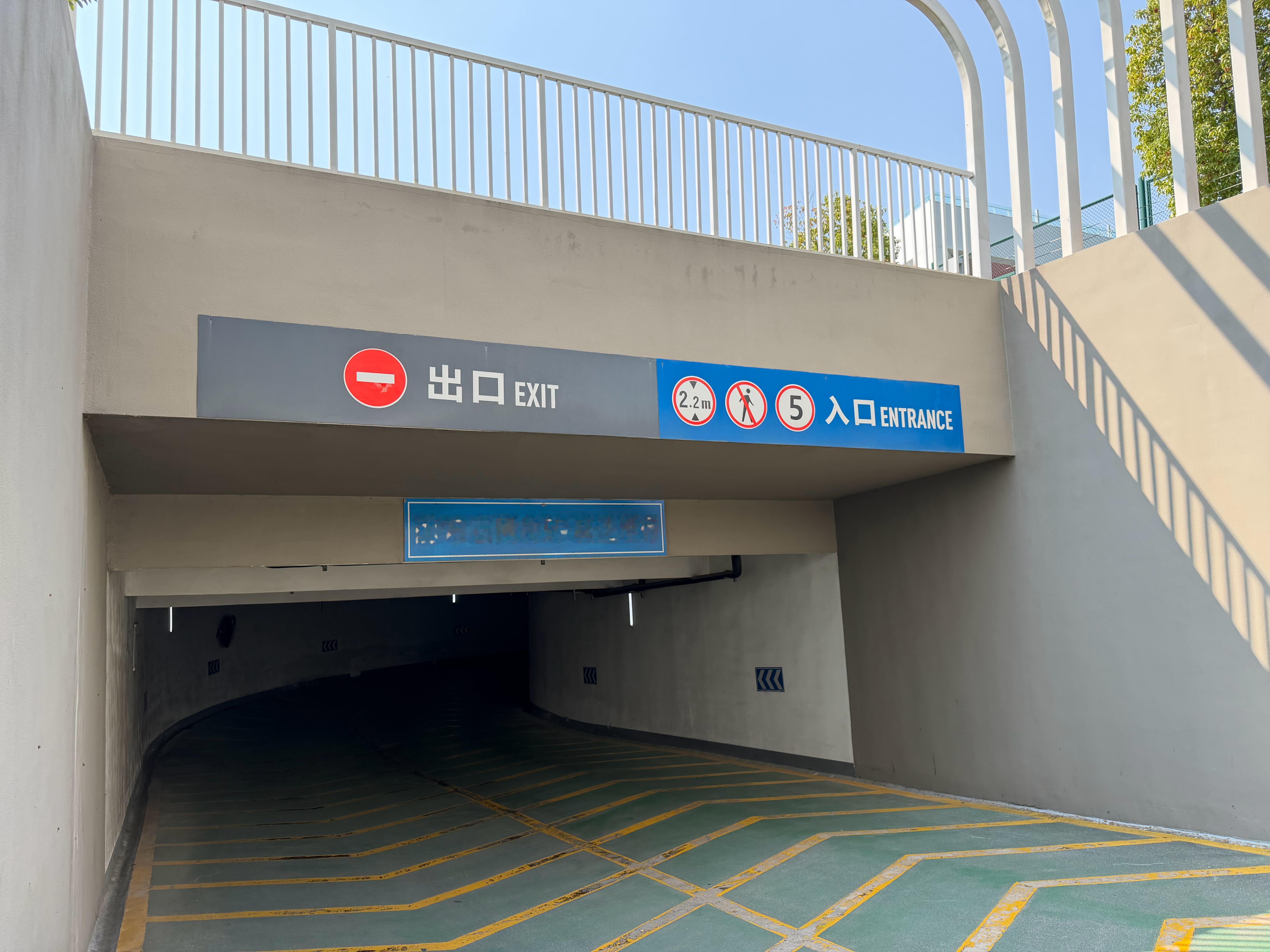 开奔驰大G最大的问题就是这个高度，G580的车高是1.992，基本上就算2米了，