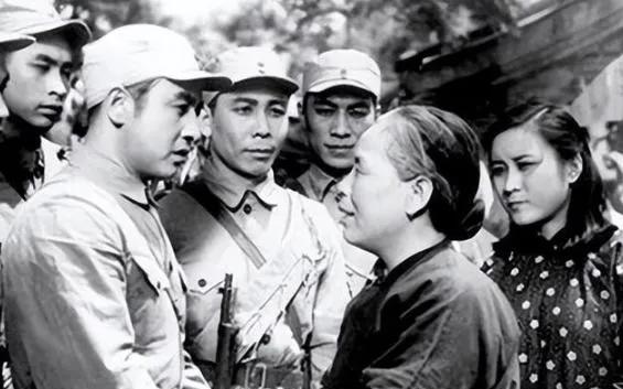 1988年农民朱海清在地里干农活，村长气喘吁吁跑来：“别干了，快回去，你家来了个